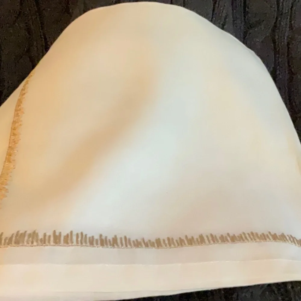 NWT KIM SEYBERT FILAMENT NAPKIN WHITE LINEN MULTI SET OF 2 metallic embroidery